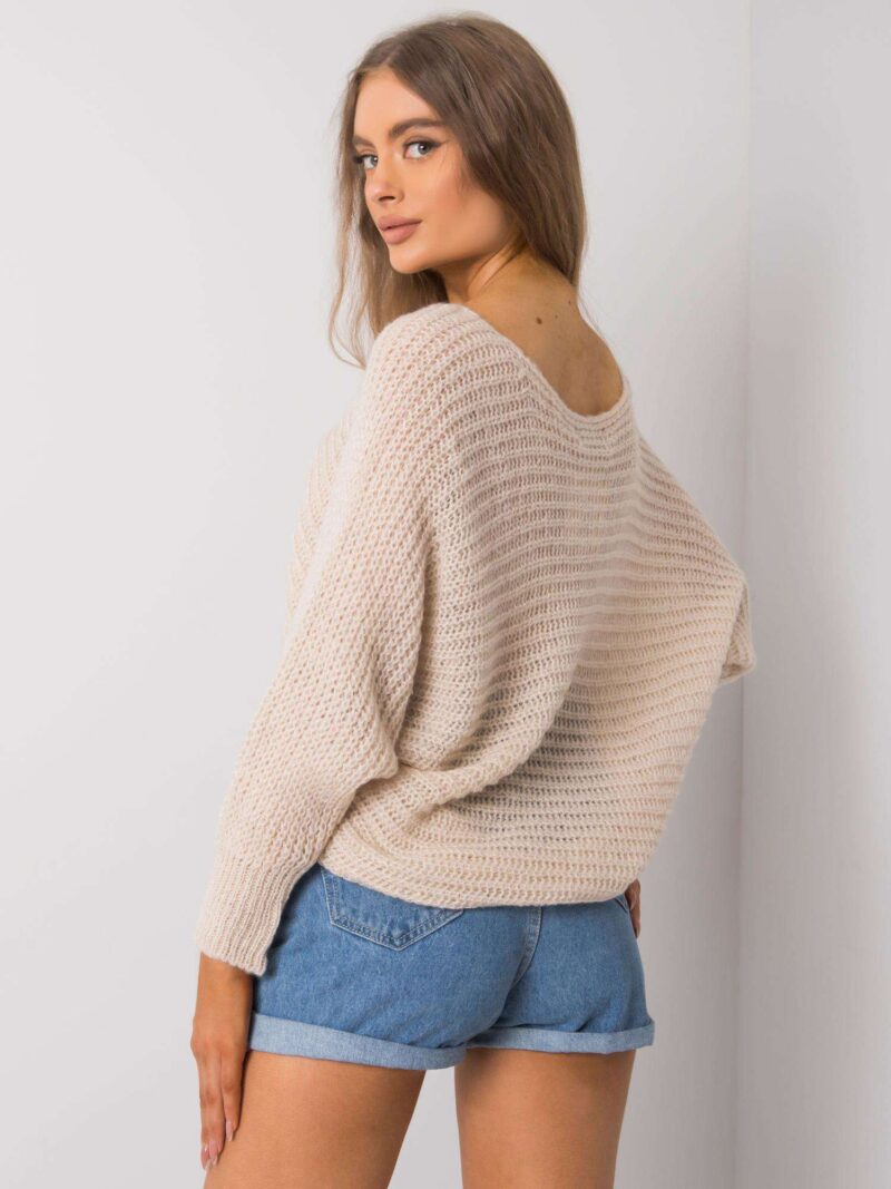 Beżowy sweter oversize z luźnymi rekawami - obrazek 4