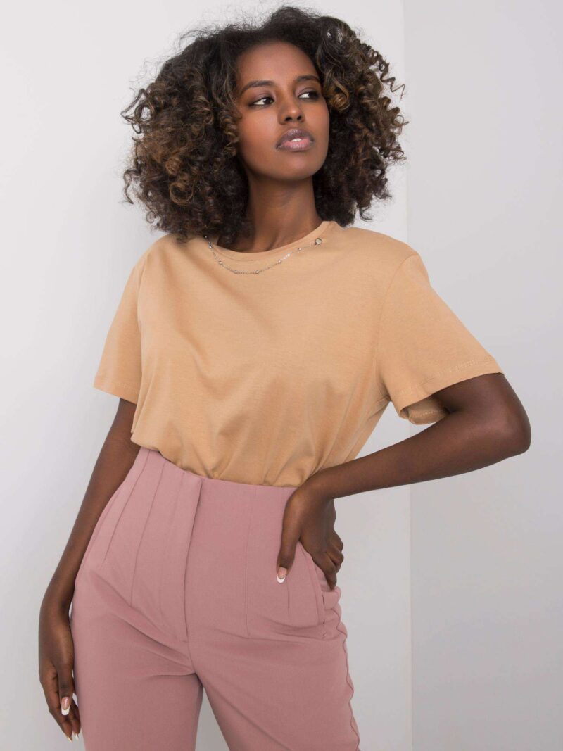 Camelowy luźny t-shirt z krótkim rękawem