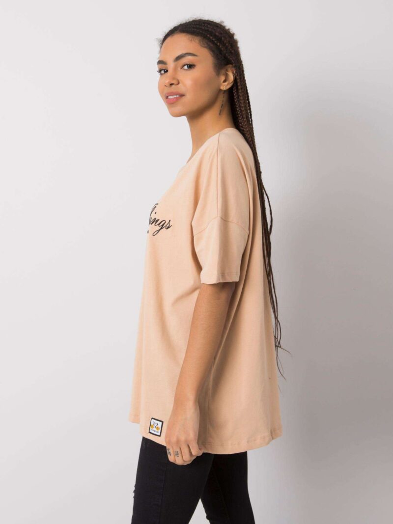 Beżowy t-shirt oversize z nadrukiem - obrazek 2