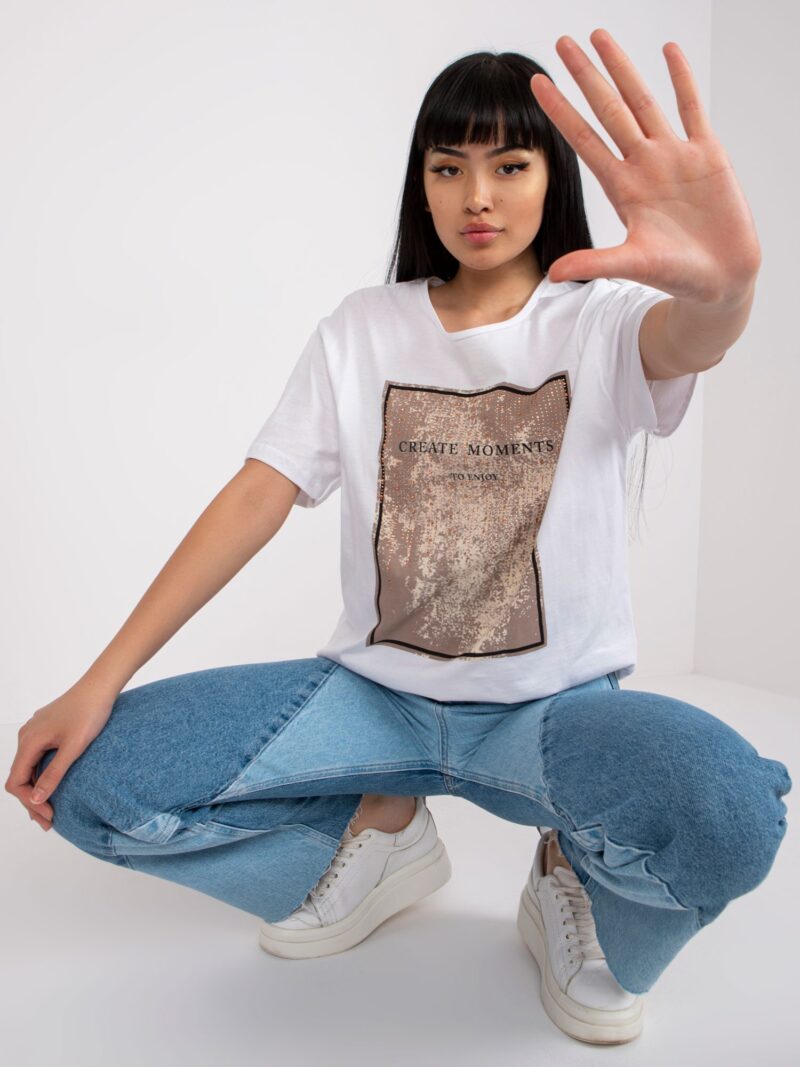 Biały luźny t-shirt z nadrukiem na przodzie