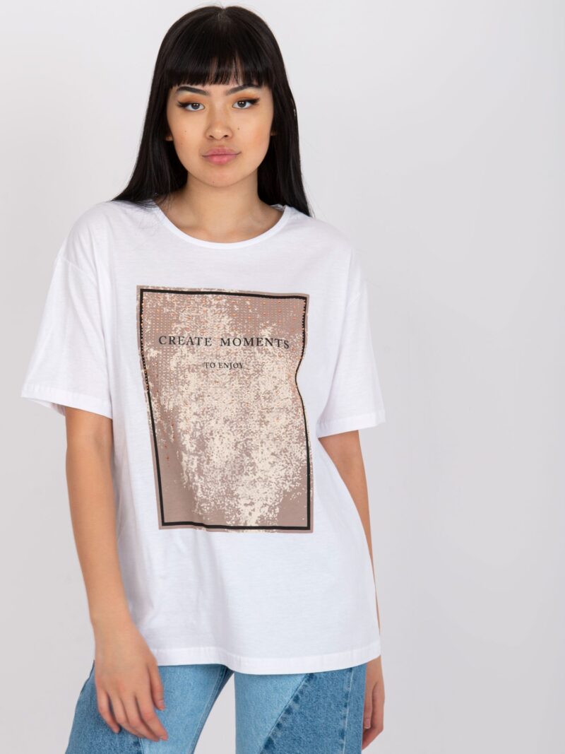Biały luźny t-shirt z nadrukiem na przodzie - obrazek 2