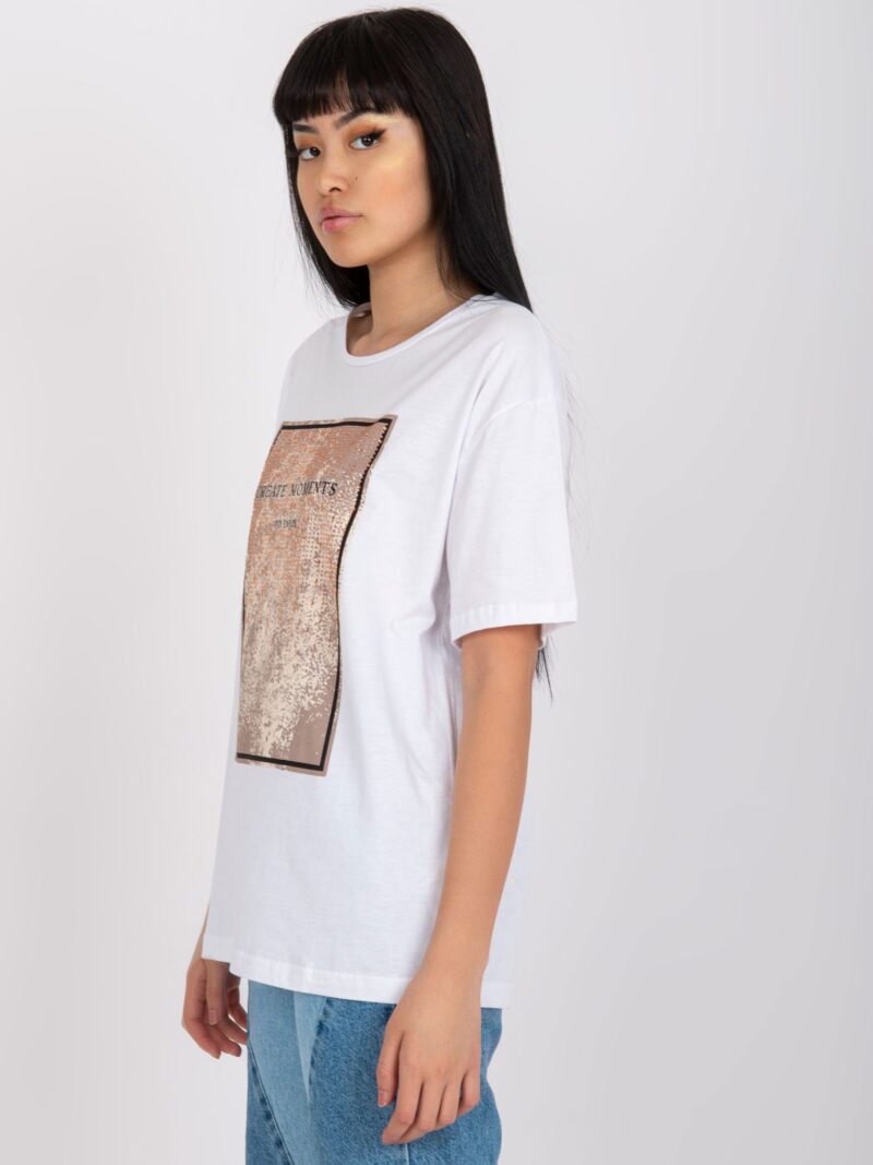 Biały luźny t-shirt z nadrukiem na przodzie - obrazek 3