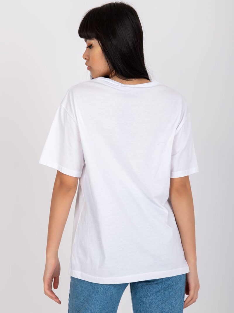 Biały luźny t-shirt z nadrukiem na przodzie - obrazek 4