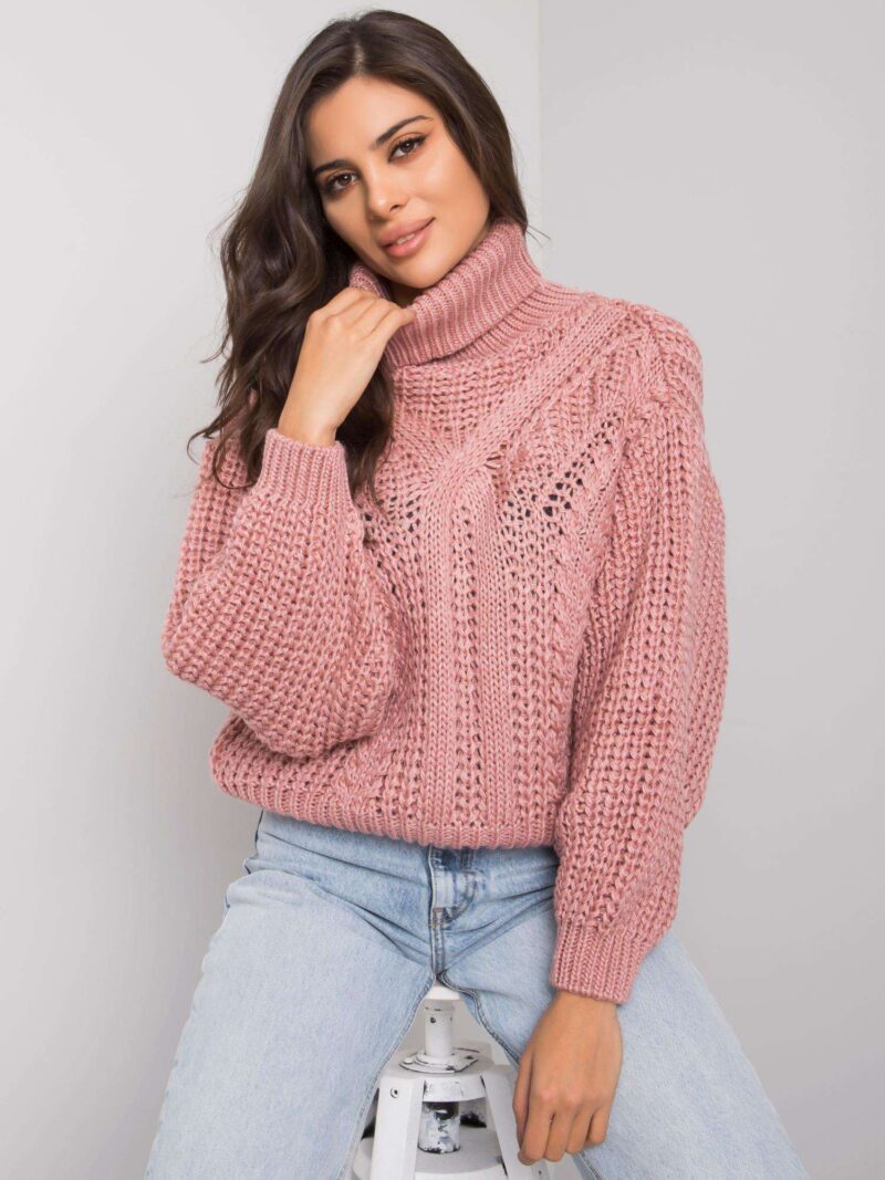 Różowy sweter z golfem i szerokimi rękawami