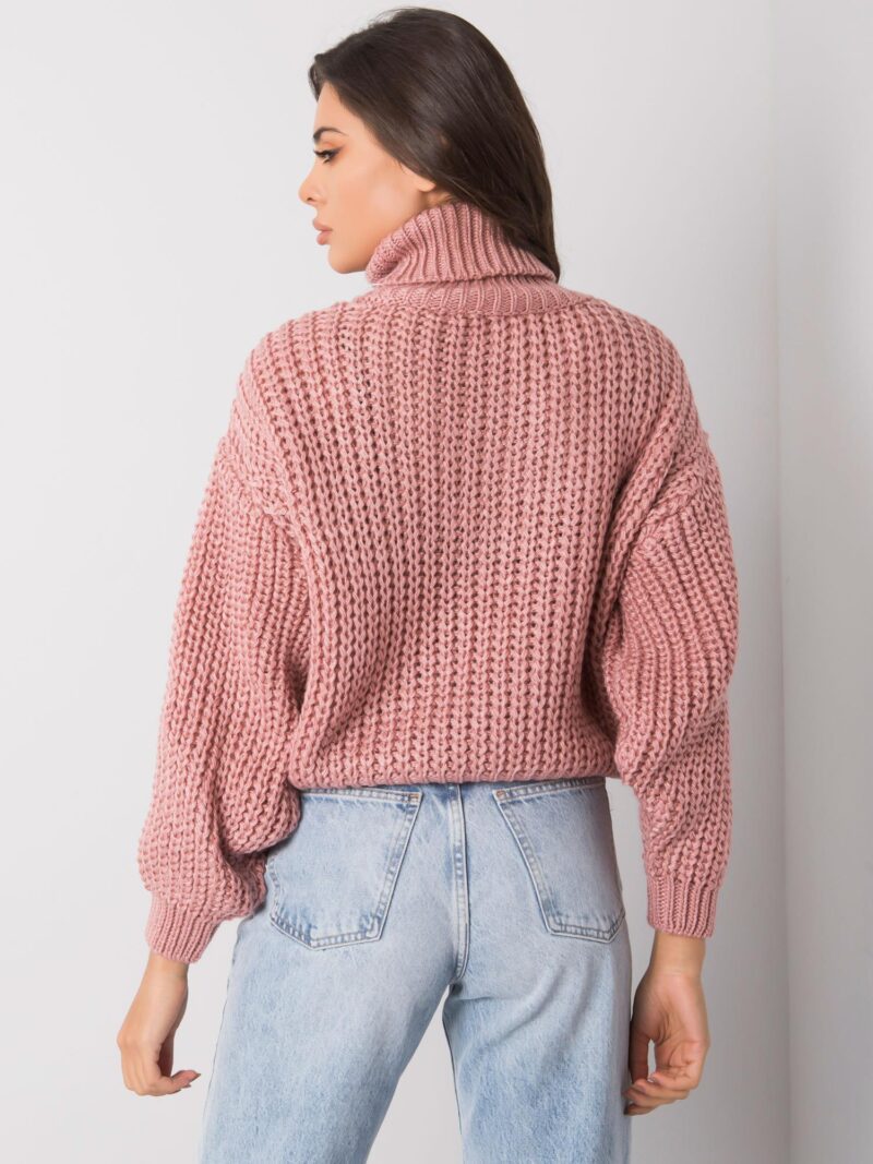 Różowy sweter z golfem i szerokimi rękawami - obrazek 4
