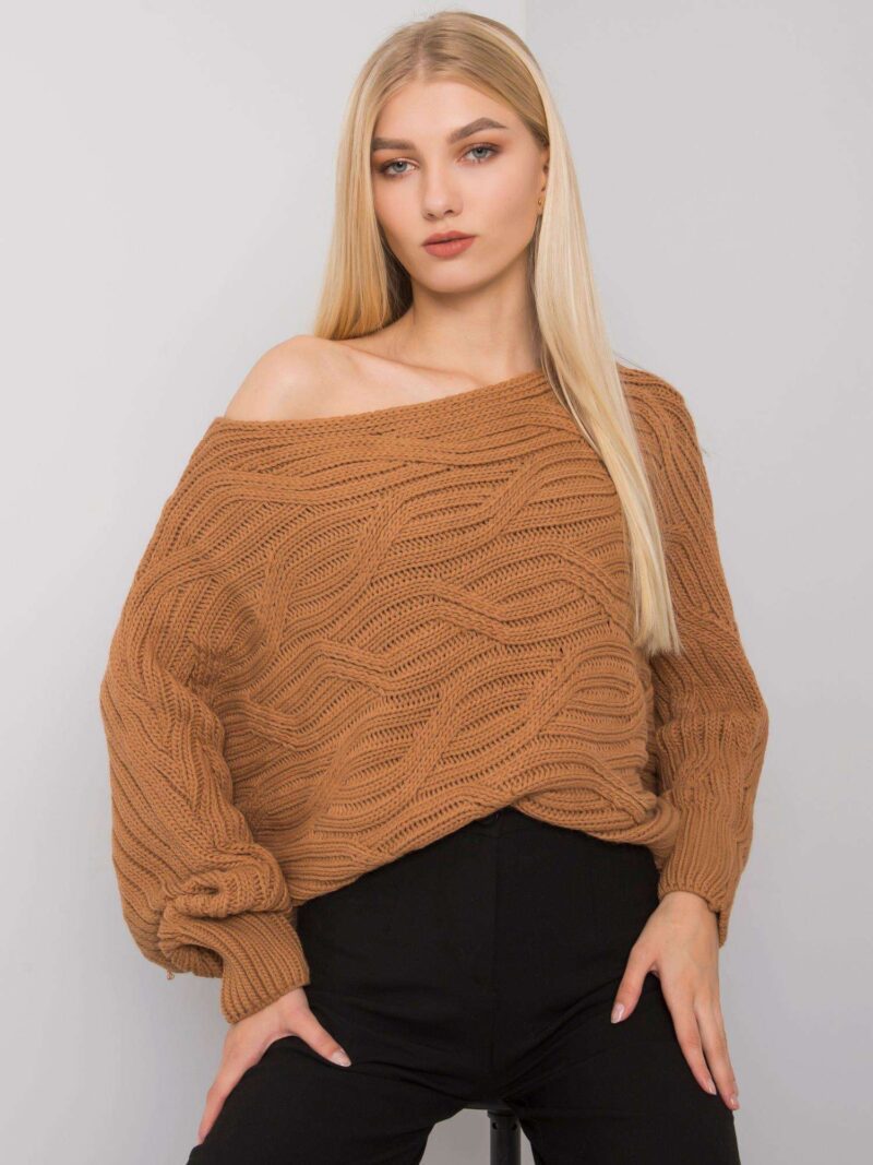 Camelowy sweter oversize z odkrytym ramieniem