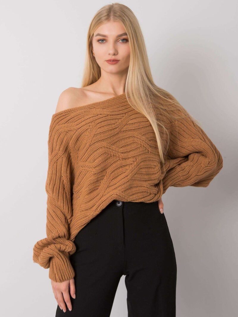 Camelowy sweter oversize z odkrytym ramieniem - obrazek 2