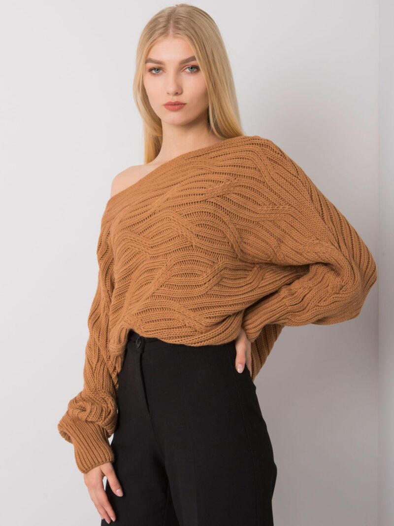 Camelowy sweter oversize z odkrytym ramieniem - obrazek 3