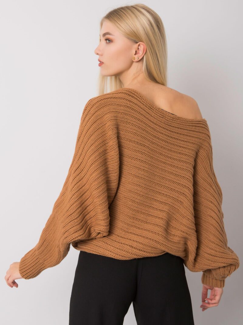 Camelowy sweter oversize z odkrytym ramieniem - obrazek 4