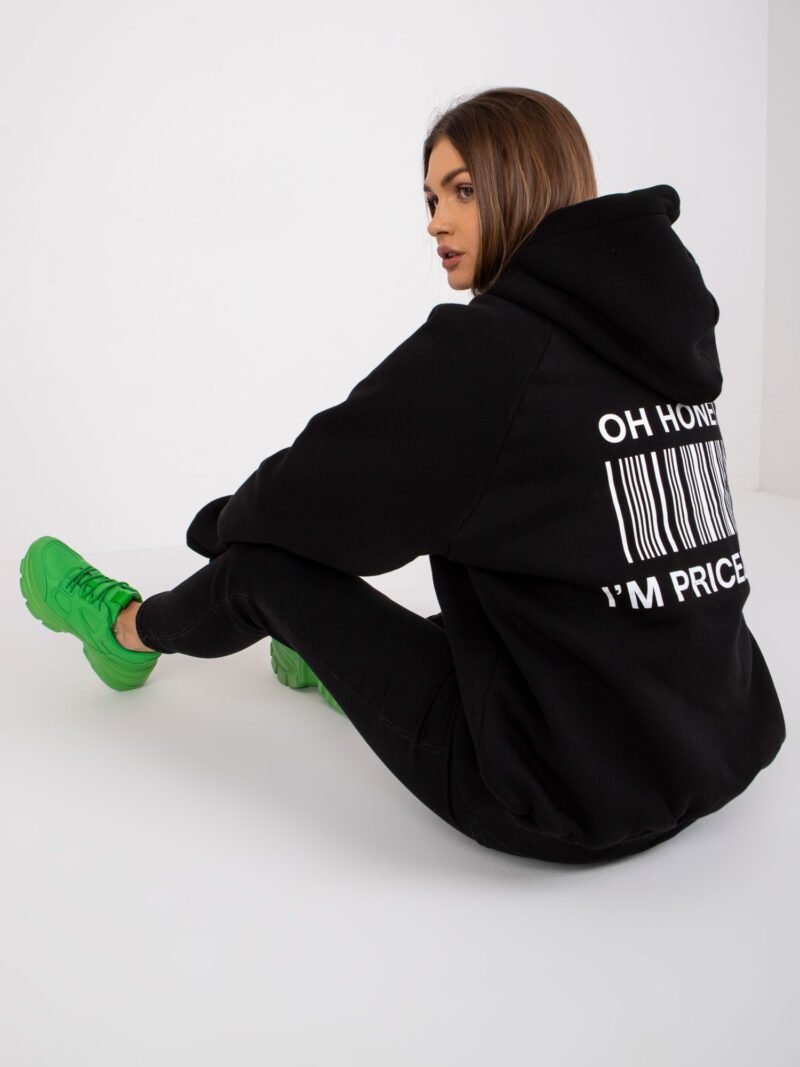 Czarna bluza oversize z kapturem i nadrukiem na plecach - obrazek 4