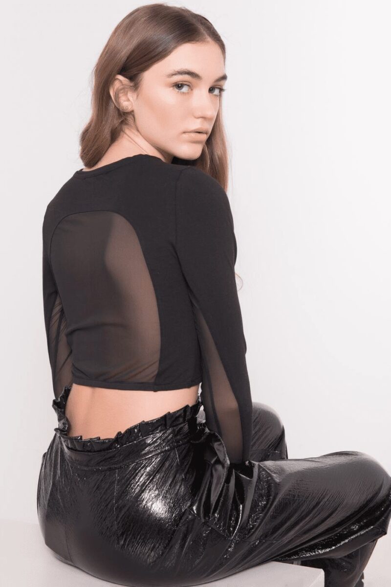 Elegancka czarna bluzka z transparentnymi wstawkami