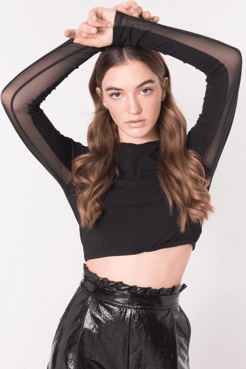 Elegancka czarna bluzka z transparentnymi wstawkami - obrazek 2