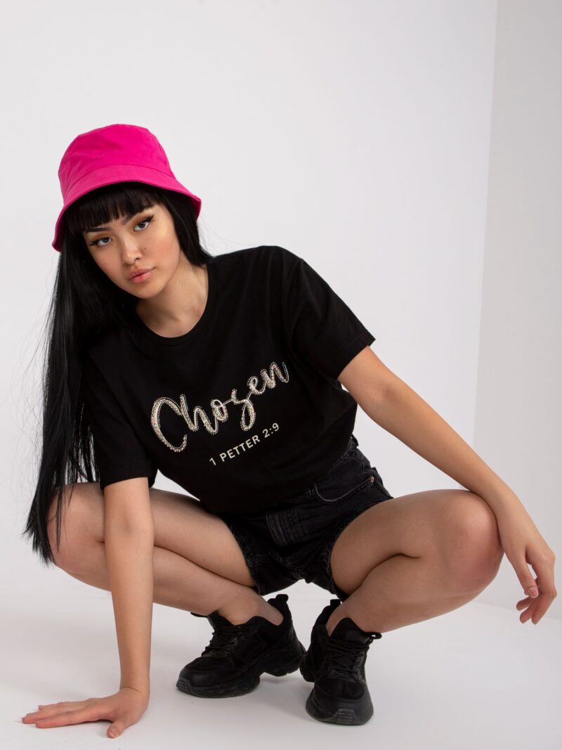 Czarny t-shirt z napisem z przodu