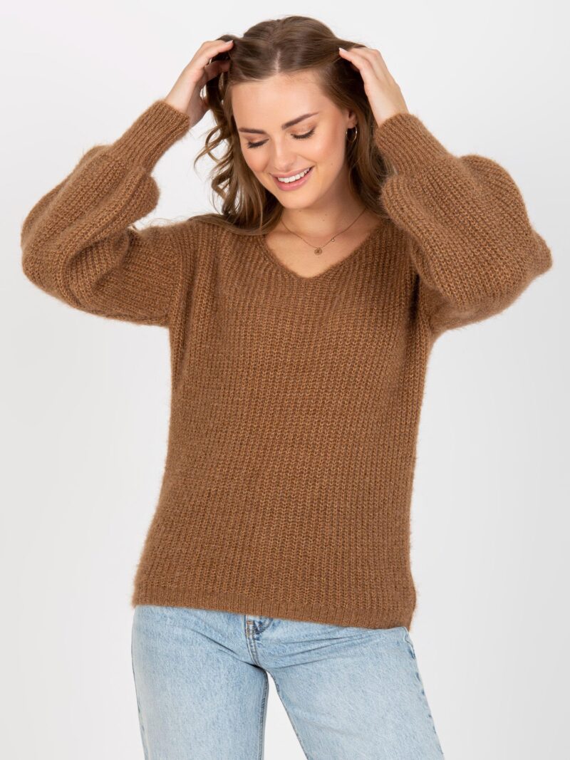 Brązowy sweter damski z luźnymi rękawami i dekoltem w serek - obrazek 2