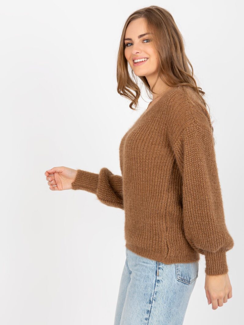Brązowy sweter damski z luźnymi rękawami i dekoltem w serek - obrazek 3