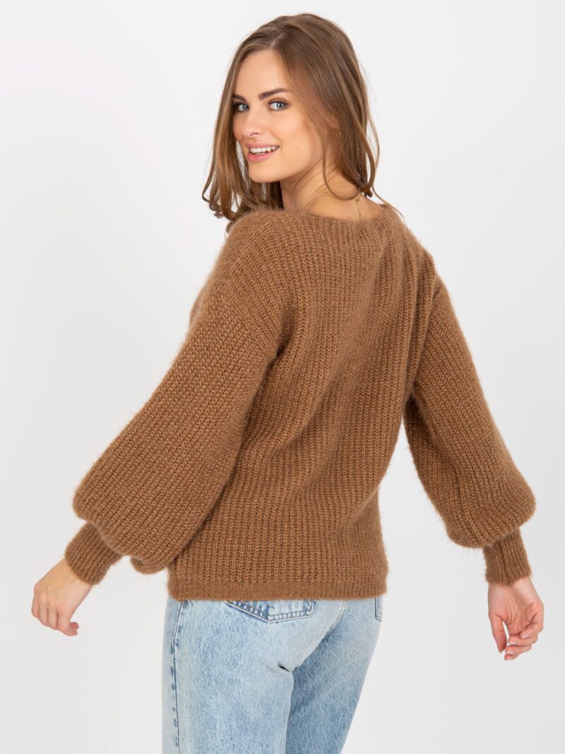Brązowy sweter damski z luźnymi rękawami i dekoltem w serek - obrazek 4