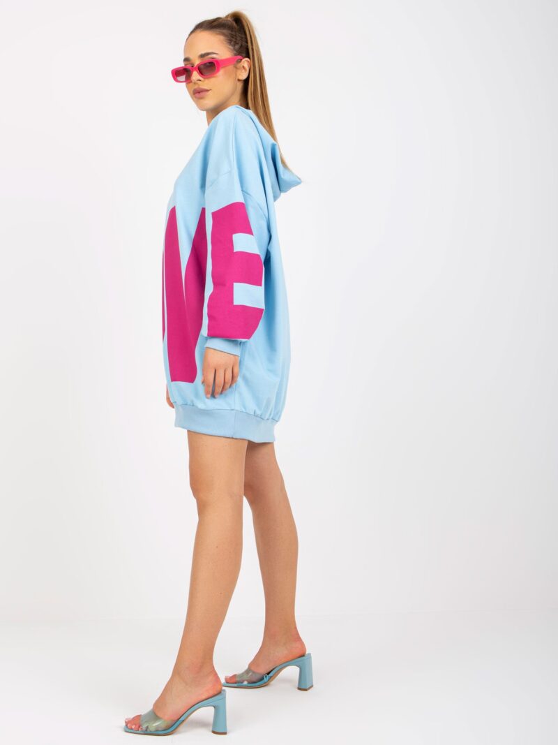 Błękitna bluza oversize z różowym nadrukiem - obrazek 3