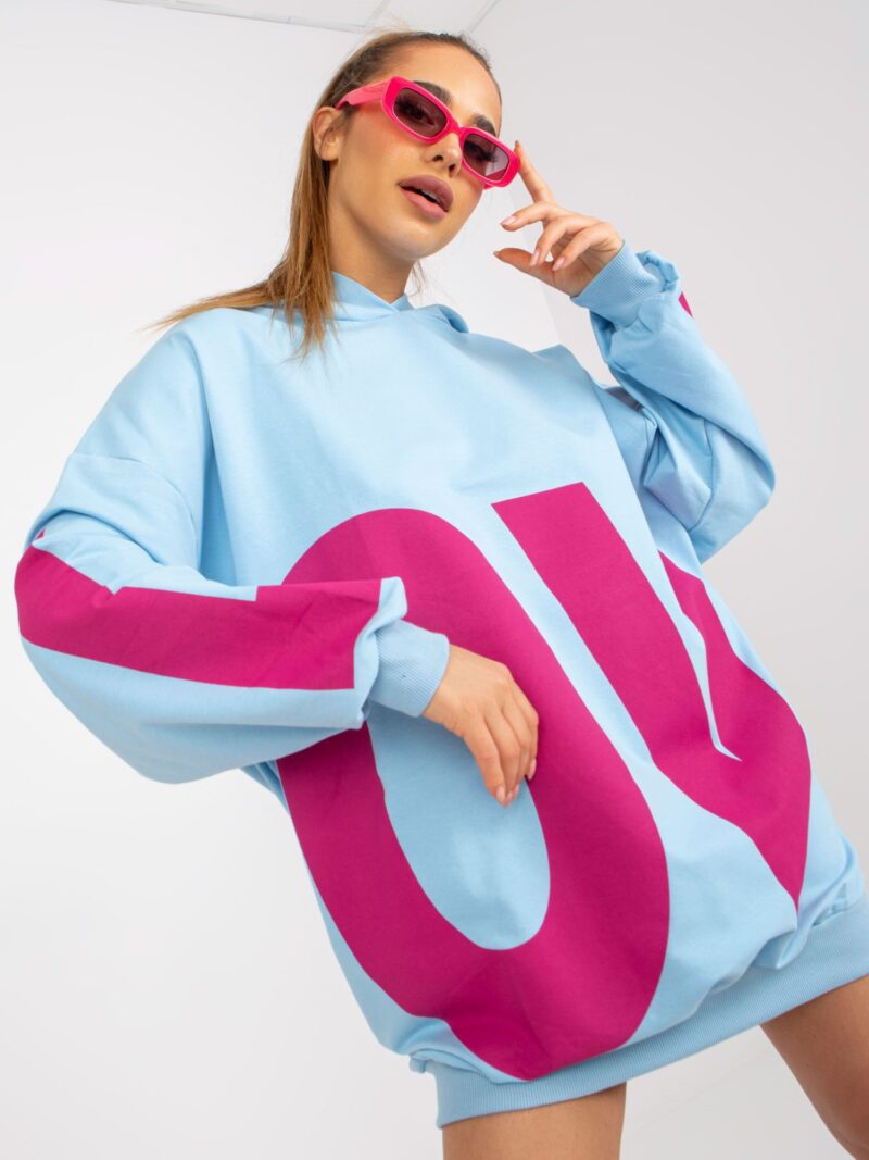 Błękitna bluza oversize z różowym nadrukiem