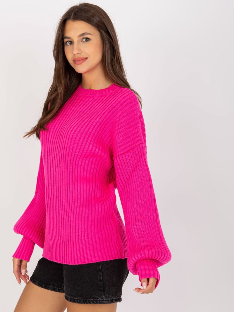 Różowy sweter oversize z szerokimi rękawami