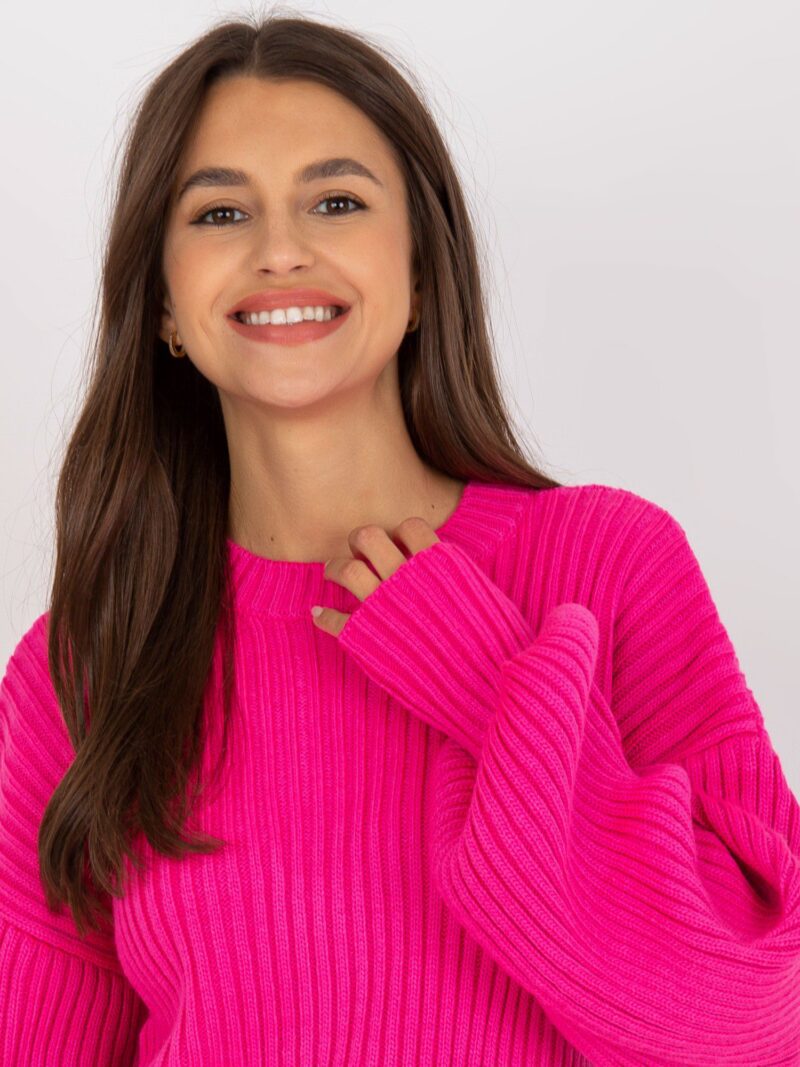 Różowy sweter oversize z szerokimi rękawami - obrazek 2