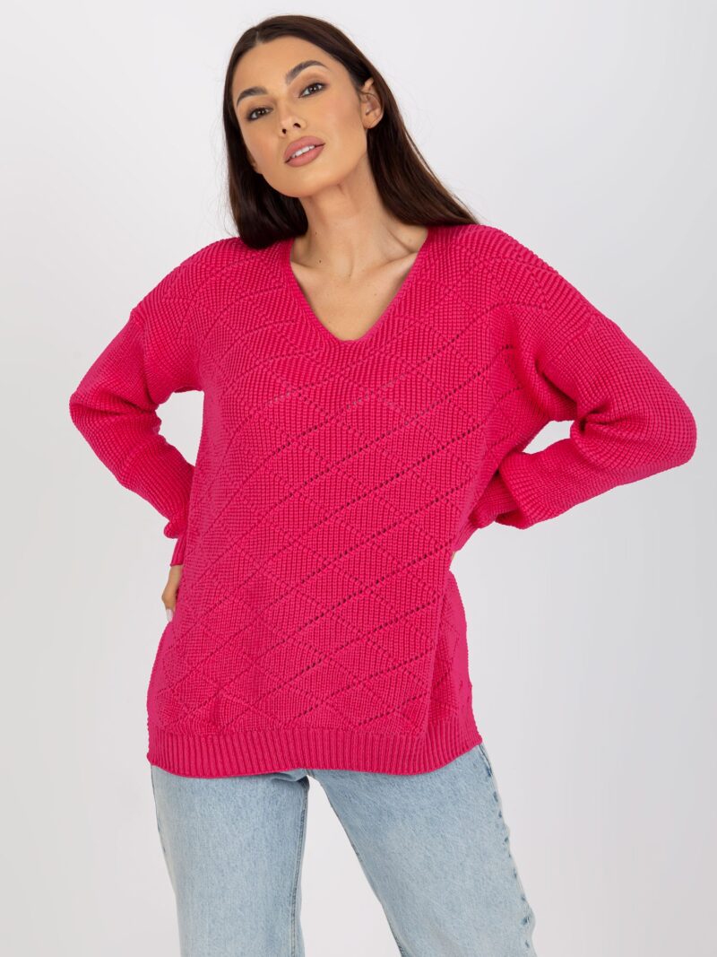 Różowy sweter ażurowy z dekoltem w serek - obrazek 2