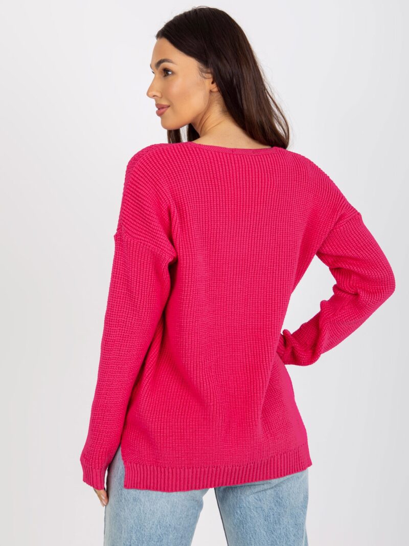 Różowy sweter ażurowy z dekoltem w serek - obrazek 4