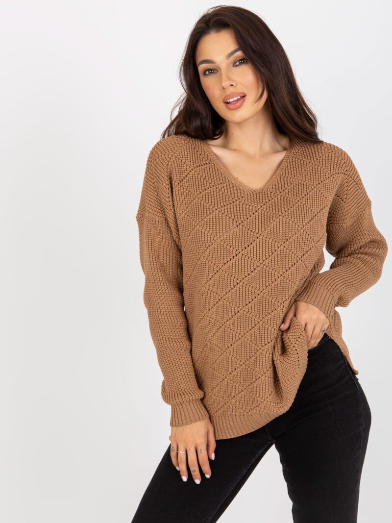 Brązowy sweter ażurowy z dekoltem w serek - obrazek 2