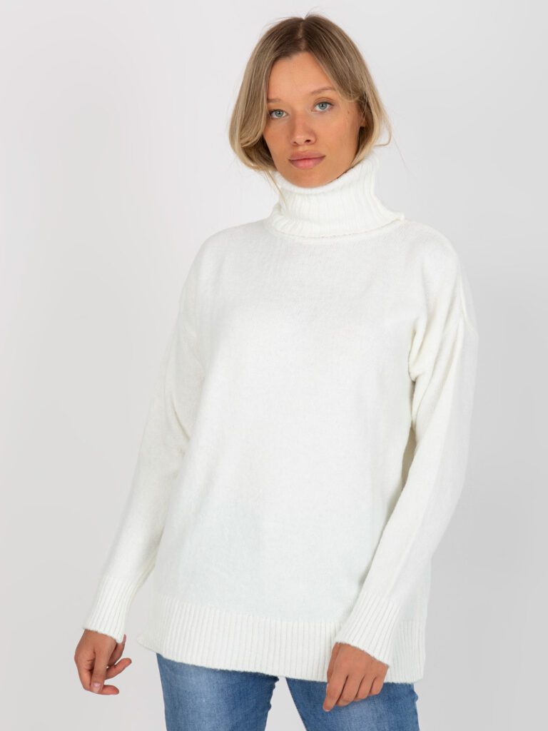 biały sweter z golfem