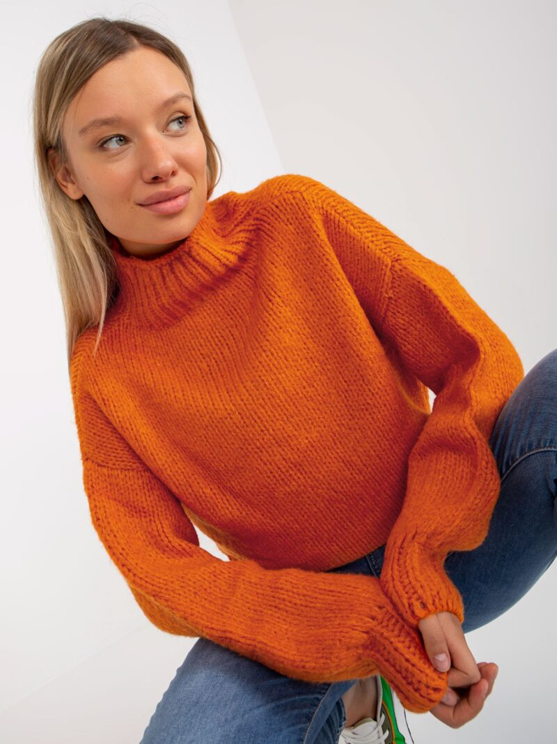 Pomarańczowy luźny sweter z golfem