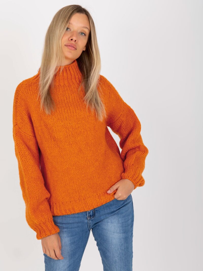 Pomarańczowy luźny sweter z golfem - obrazek 2