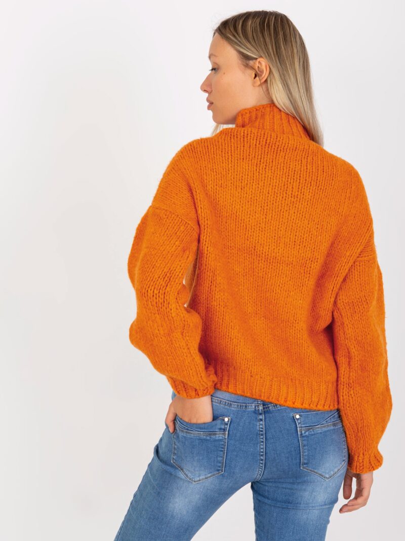 Pomarańczowy luźny sweter z golfem - obrazek 4