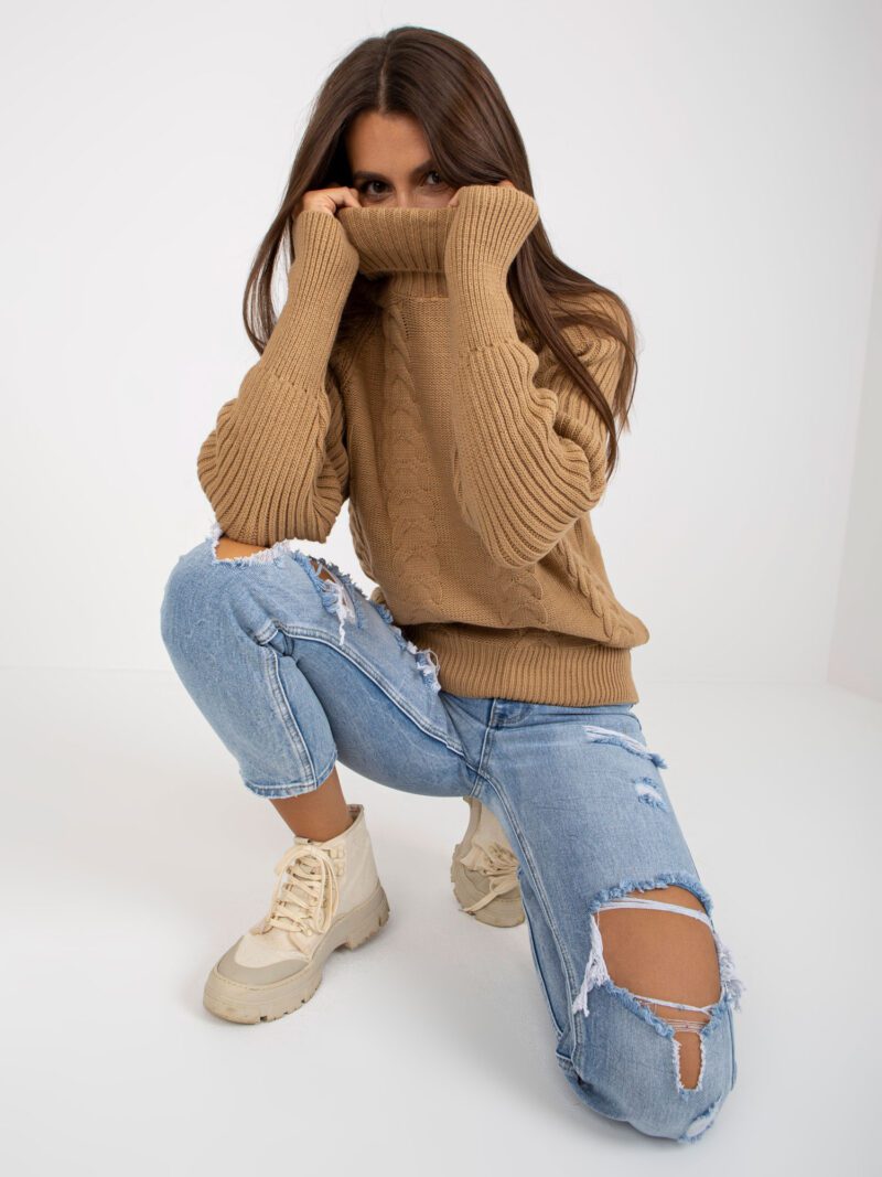 camelowy sweter z warkoczami