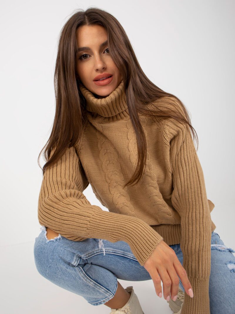 Camelowy sweter z warkoczami - obrazek 2