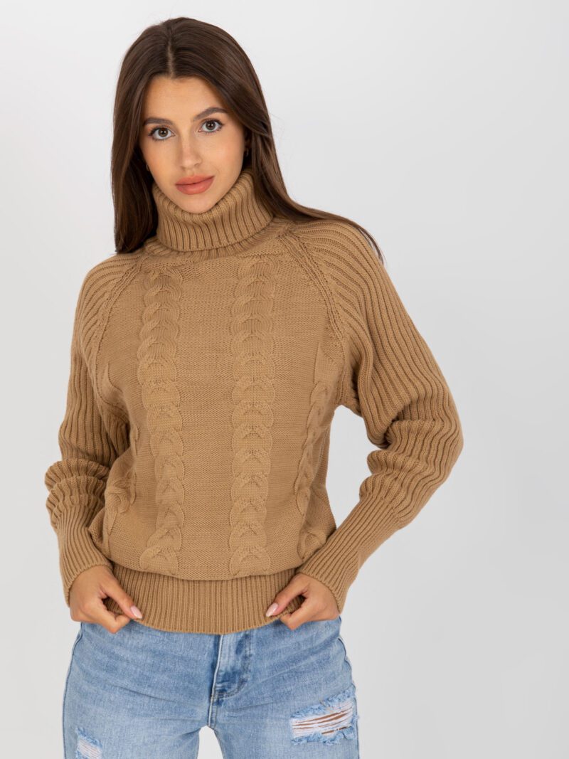 Camelowy sweter z warkoczami - obrazek 6
