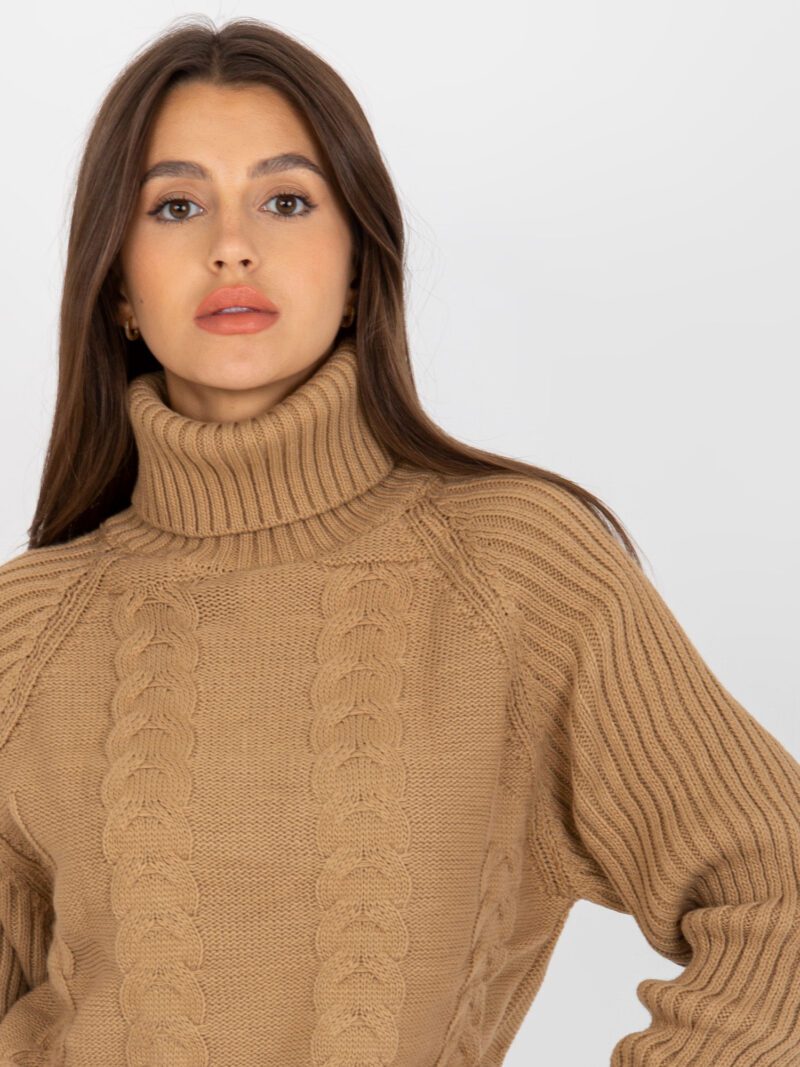 Camelowy sweter z warkoczami - obrazek 5