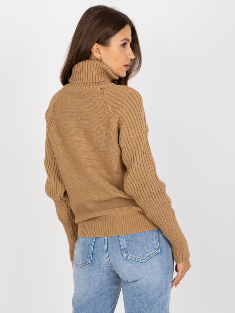 Camelowy sweter z warkoczami - obrazek 3