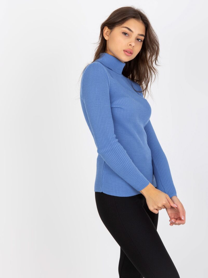 Niebieski sweter damski w prążki - obrazek 6
