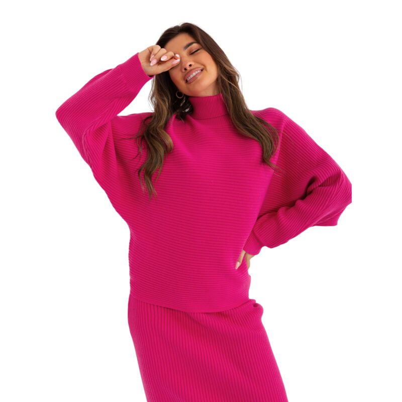 Różowy sweter oversize z golfem i szerokimi rękawami - obrazek 5