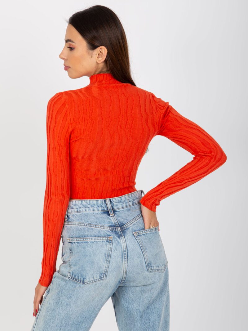 Pomarańczowy krótki sweter z półgolfem - obrazek 6