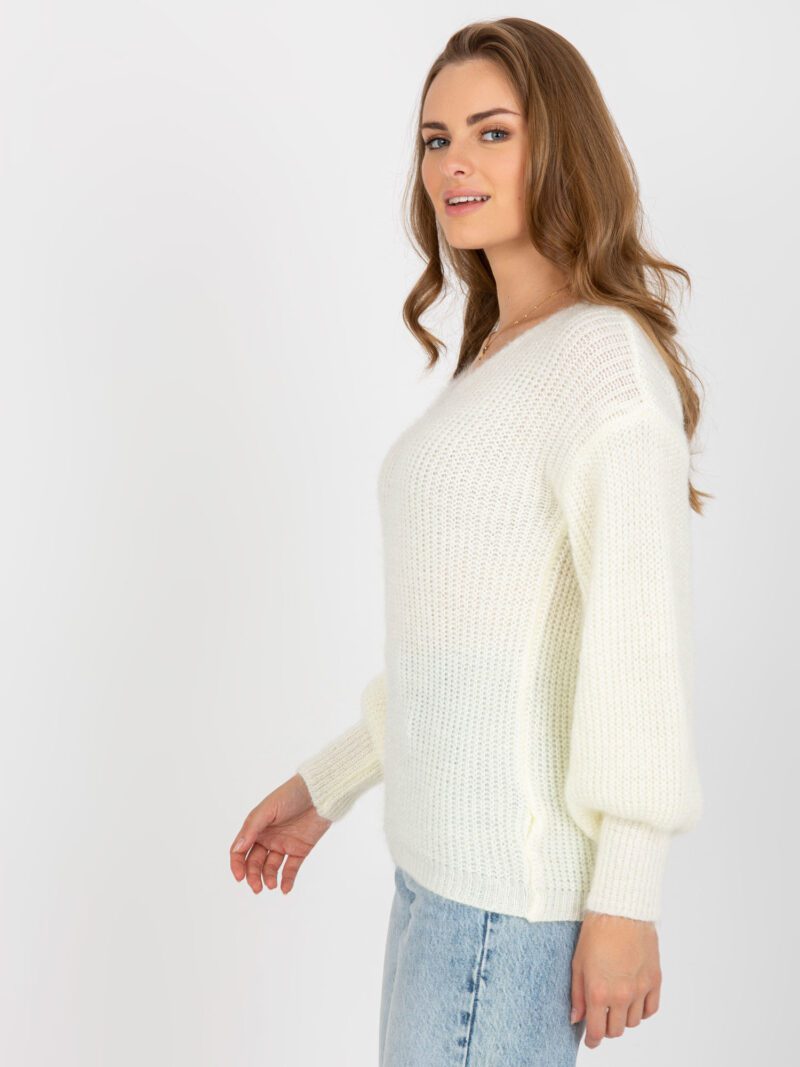 Sweter damski z luźnymi rękawami i dekoltem w kolorze ecru - obrazek 2