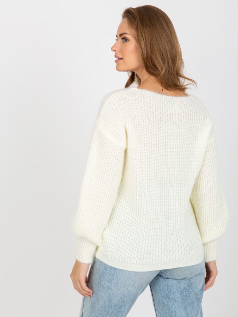 Sweter damski z luźnymi rękawami i dekoltem w kolorze ecru - obrazek 3