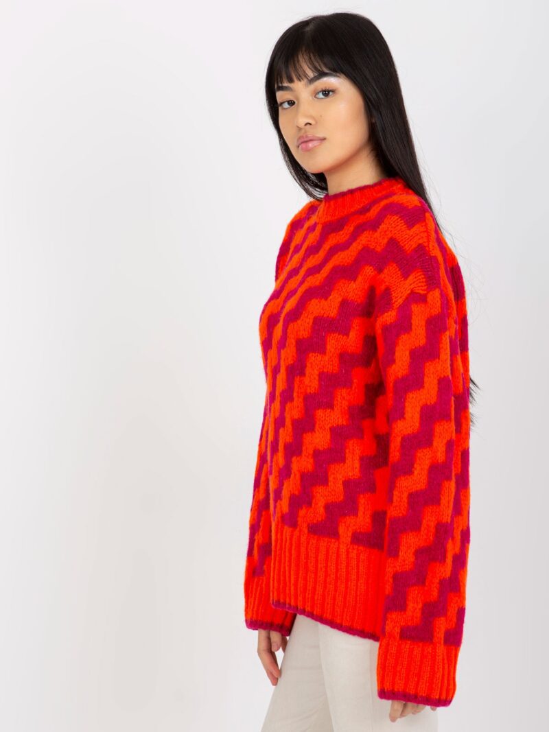 Pomarańczowy sweter damski ze stójką - obrazek 4