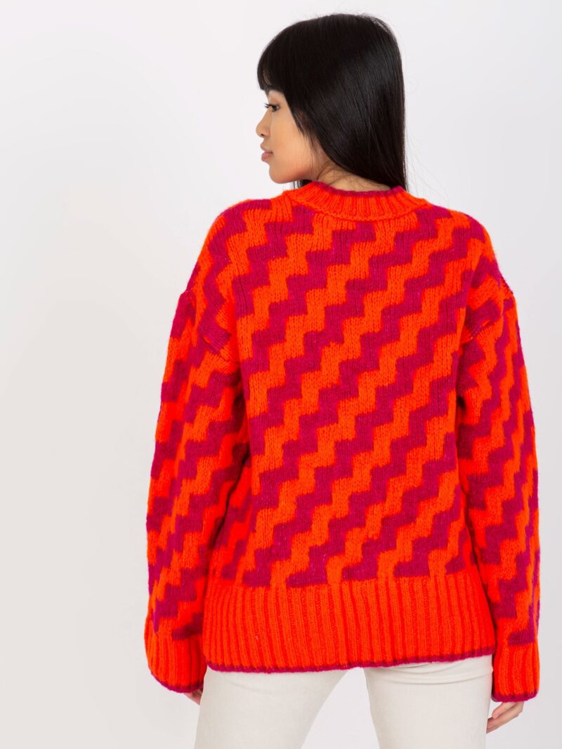 Pomarańczowy sweter damski ze stójką - obrazek 3