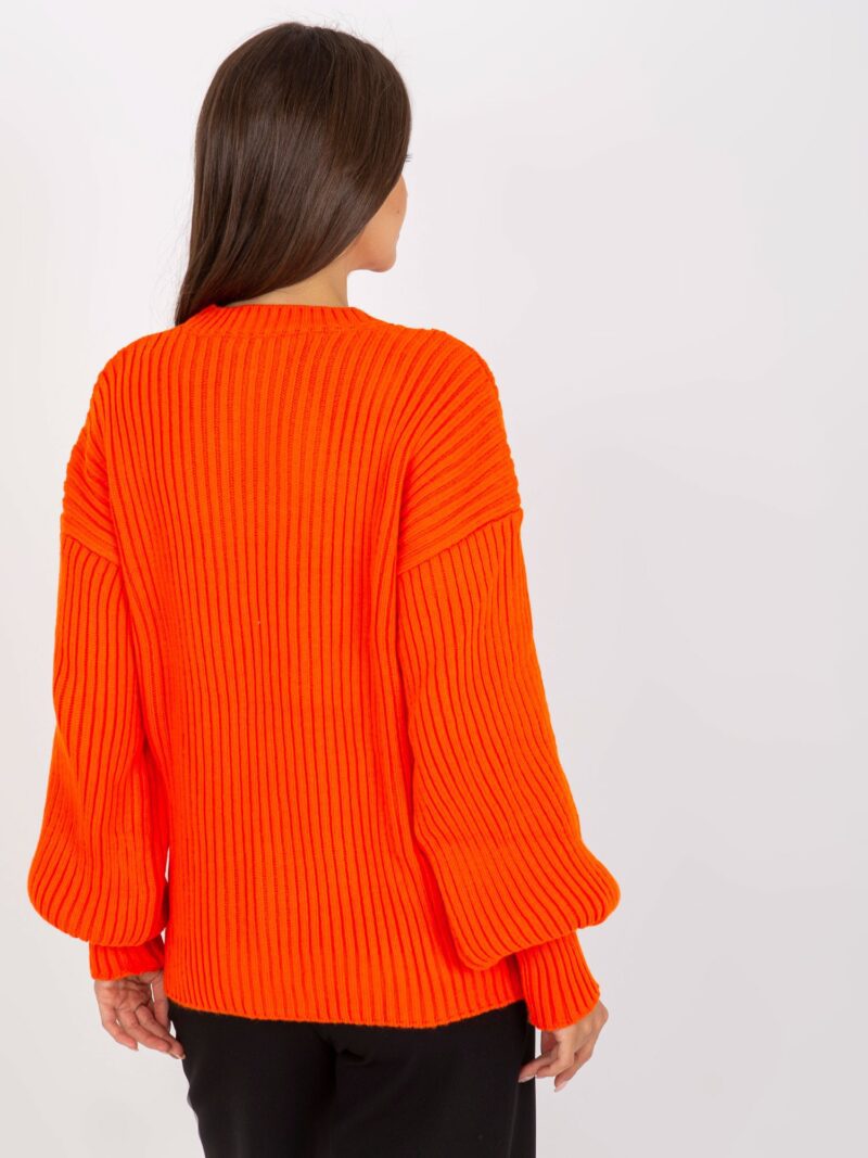 Pomarańczowy sweter oversize z szerokimi rękawami - obrazek 4
