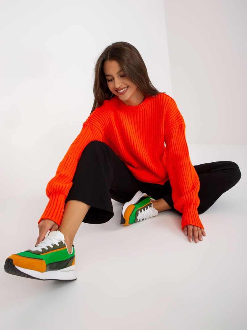 Pomarańczowy sweter oversize z szerokimi rękawami - obrazek 5