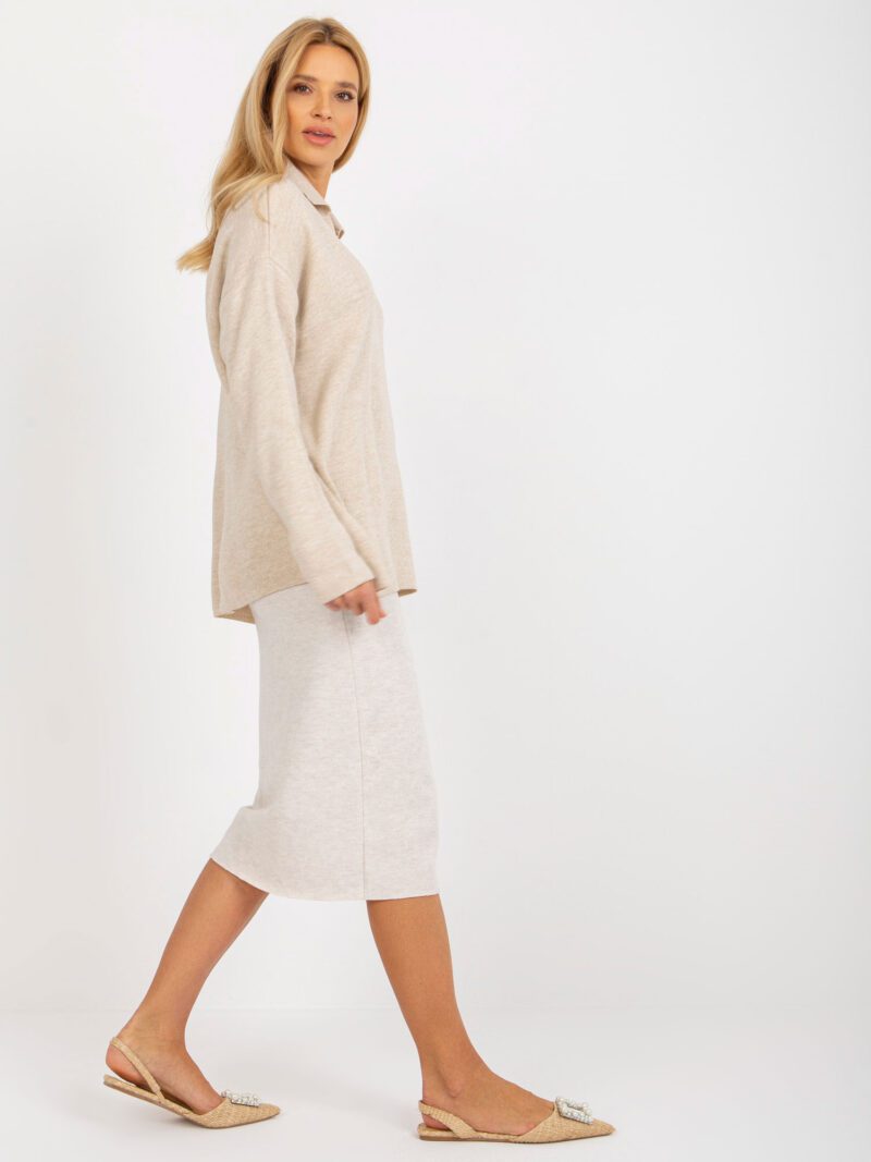 beżowy sweter oversize z kołnierzykiem