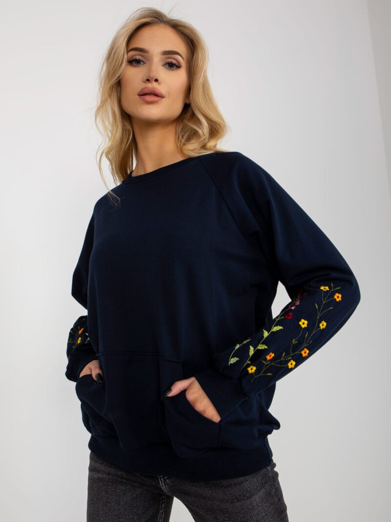 granatowa bluza z haftem w kwiaty