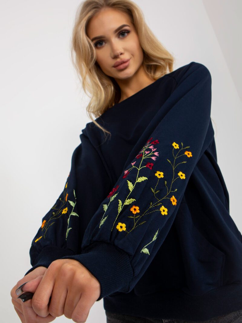 Granatowa bluza damska z haftem w kwiaty - obrazek 2