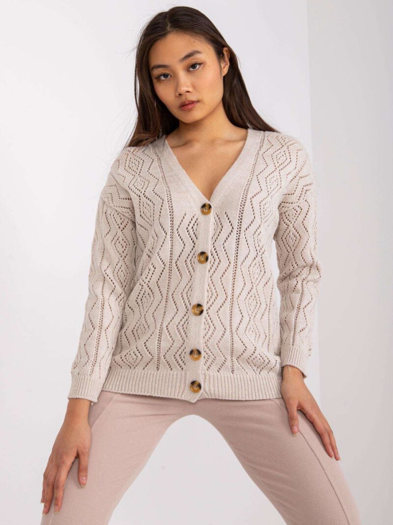 beżowy sweter ażurowy