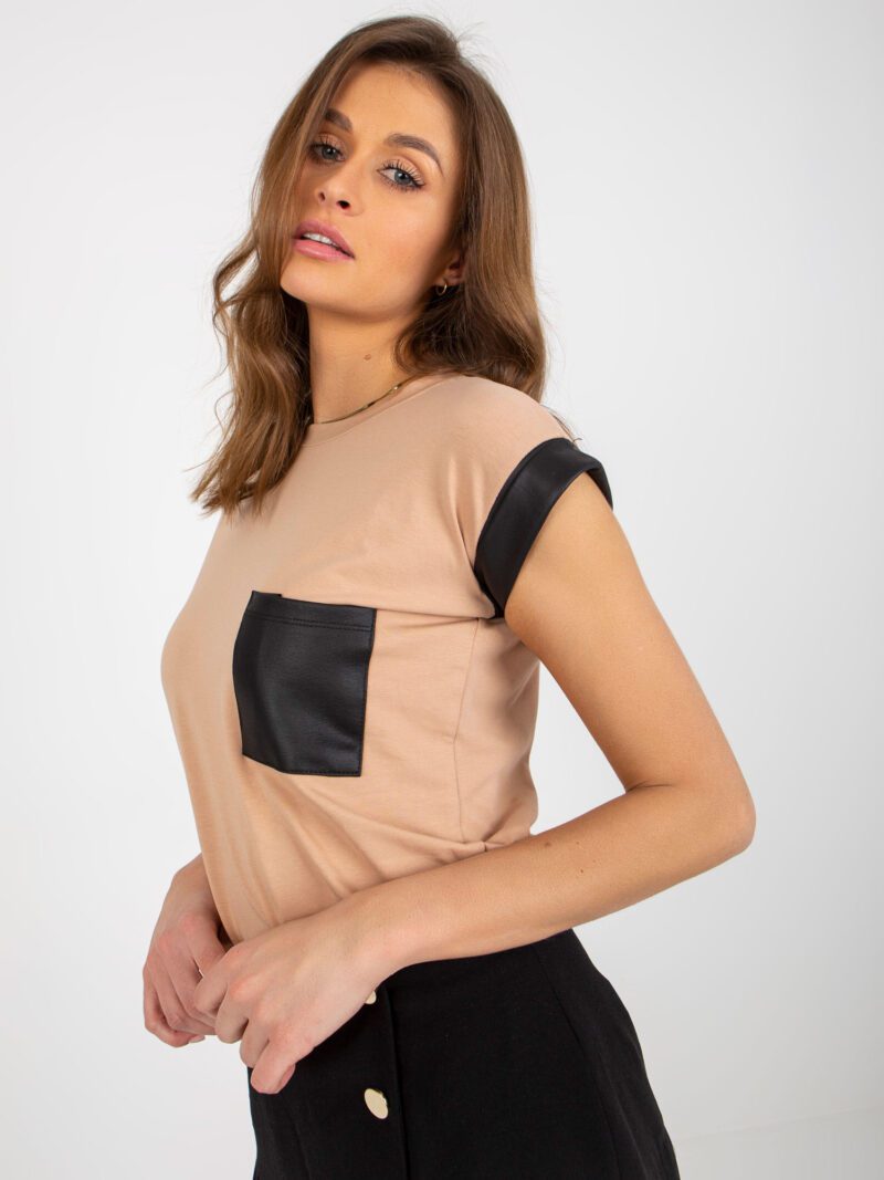 Camelowy bawełniany t-shirt z kieszenią - obrazek 3